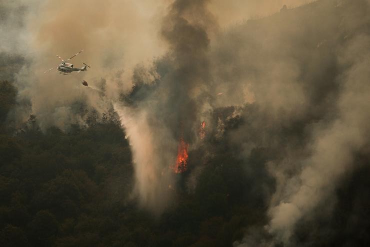 Efectivos aéreos dos bombeiros durante os labores de extinción do incendio de Avión, a 25 de agosto de 2025, en avión, Ourense. Adrián Irago - Europa Press 