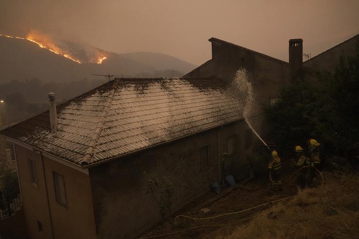 Varios bombeiros forestais tratan de extinguir un lume, a 17 de agosto de 2025, en Retorta, Laza, Ourense, Galicia (España).. Adrián Irago - Europa Press / Europa Press