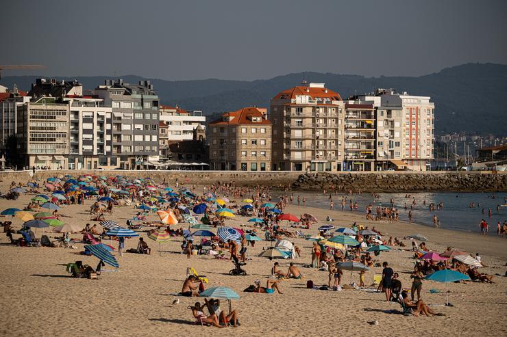 Arquivo - Bañistas na praia, a 8 de outubro de 2023, en Pontevedra, Galicia (España).. Elena Fernández - Europa Press - Arquivo / Europa Press
