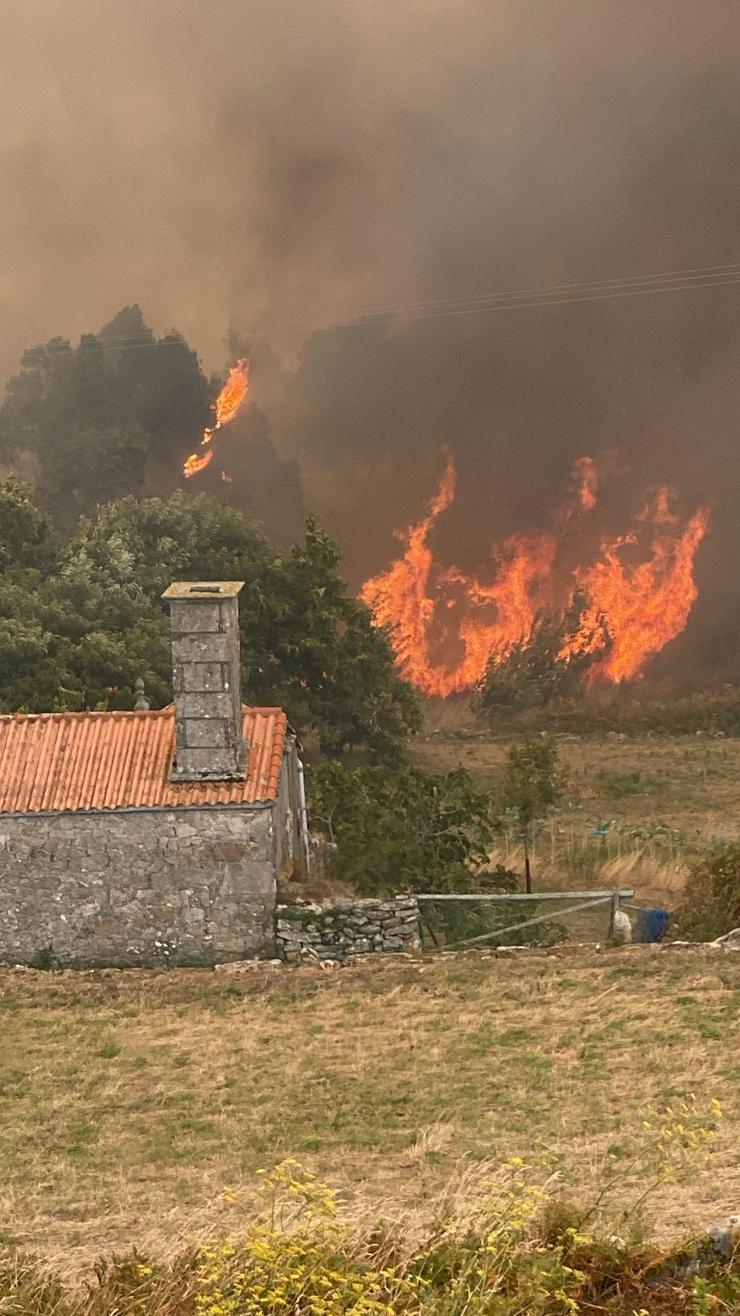 Lume en Ponteceso obriga a desaloxar aos veciños de Corme-Aldea 