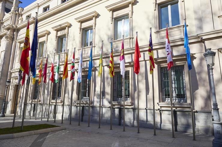 Arquivo - Bandeiras das Comunidades Autónomas fronte á fachada do Palacio do Senado, a 14 de xaneiro de 2025, en Madrid (España).. Jesús Hellín - Europa Press - Arquivo 