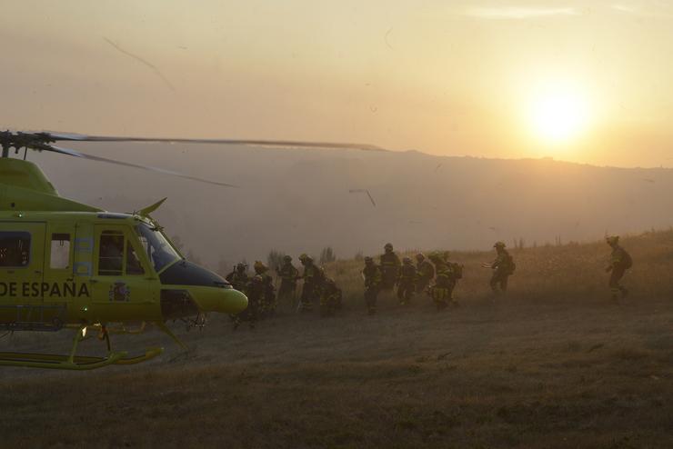 Bombeiros preparan o helicóptero para extinguir o incendio, a 2 de agosto de 2025, en Vilardevós 