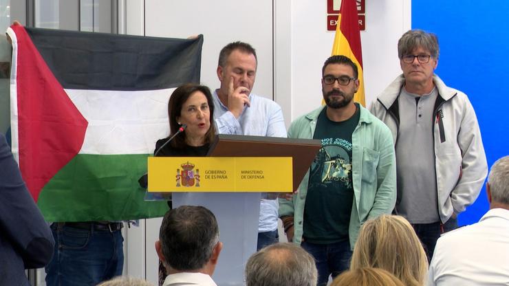 Momento no que un dos integrantes do Comité de Empresa de Navantia Ferrol saca unha bandeira de Palestina durante a intervención de Margarita Carballos 