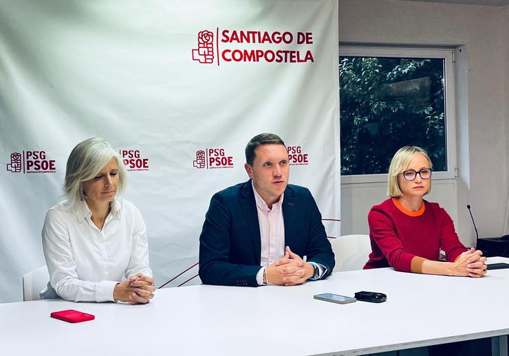 Aitor Bouza, Patricia Iglesias e Marta Abal en rolda de prensa / PSOE DE SANTIAGO