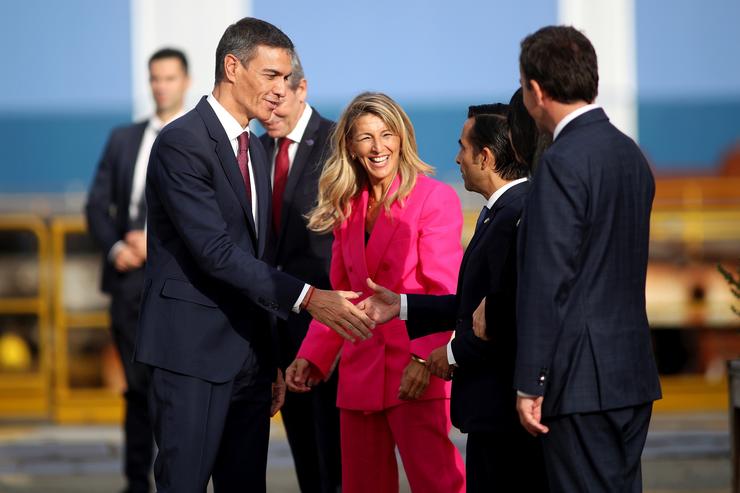 O presidente do Goberno, Pedro Sánchez, saúda á súa chegada á cerimonia da botadura da fragata F-111, no estaleiro de Navantia, a 11 de setembro de 2025, en Ferrol, A Coruña, Galicia (España). Durante o acto, Dona Sofía amadrina a botade. Raúl Lomba - Europa Press 