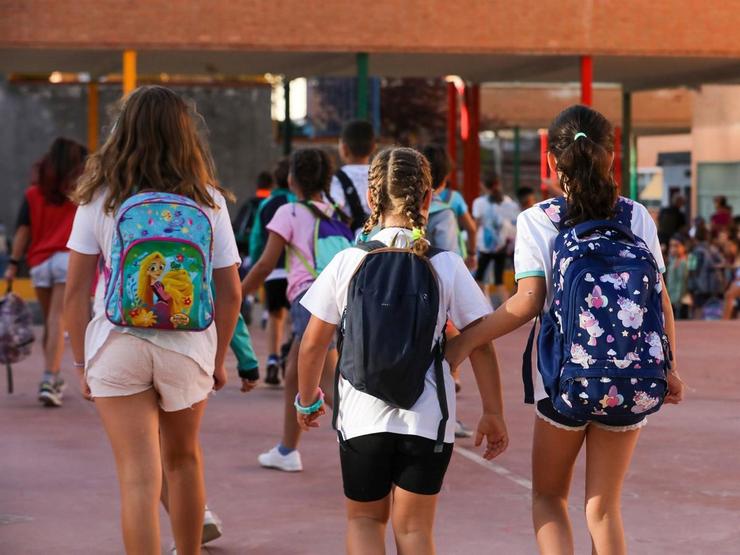 Tres nenas á súa chegada a un colexio durante o primeiro día do curso escolar 