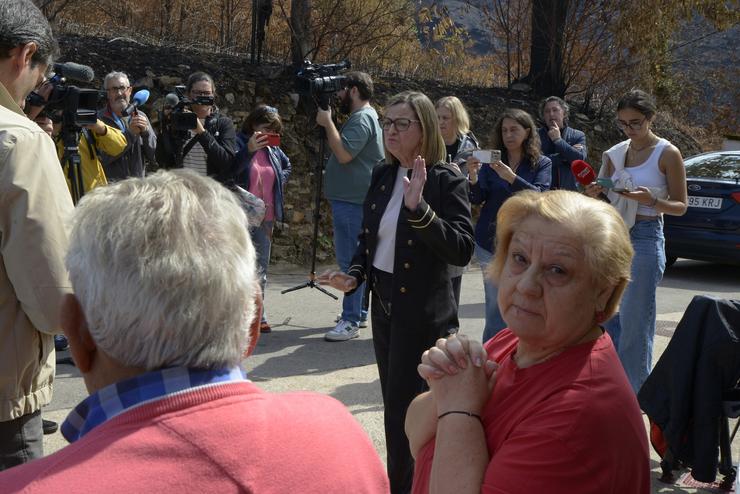 A alcaldesa de Vilamartín de Valdeorras, Carmen González, mantén unha discusión cunha veciña no Centro Social San Vicente de Leira,  en Vilamartín de Valdeorras 