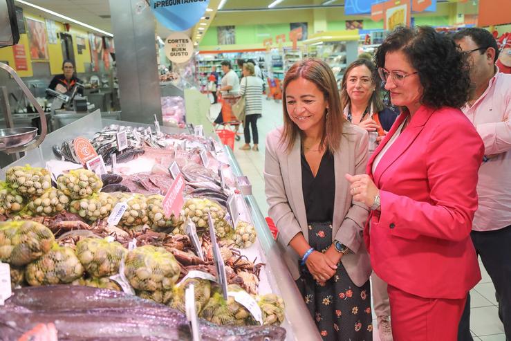 Imaxe da conselleira nunha pescadería 