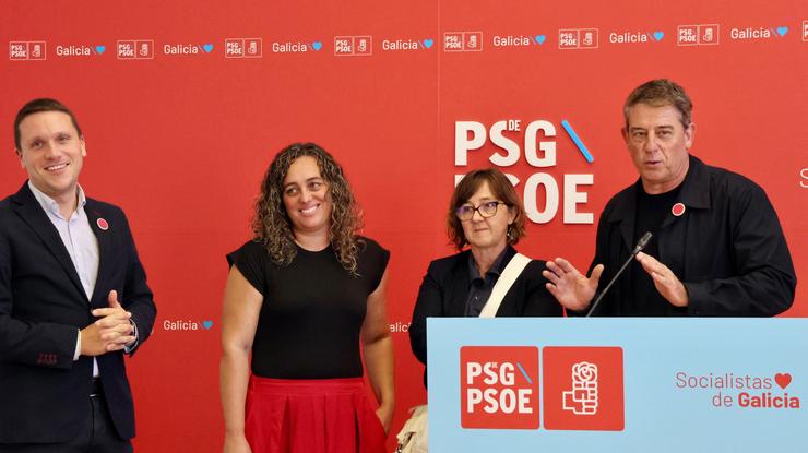 O secretario xeral do PSdeG, José Ramón Gómez Besteiro, en rolda de prensa coa presidenta e a vicepresidenta da Confederación de Anpas Galegas / PSDEG