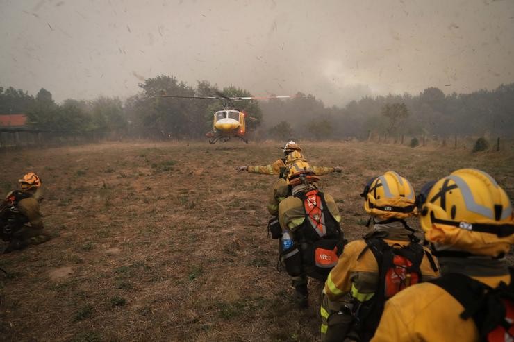 Varios bombeiros forestais tratan de extinguir o lume en Lornís, a 18 de setembro de 2025, en Pantón, Lugo. Carlos Castro - Europa Press