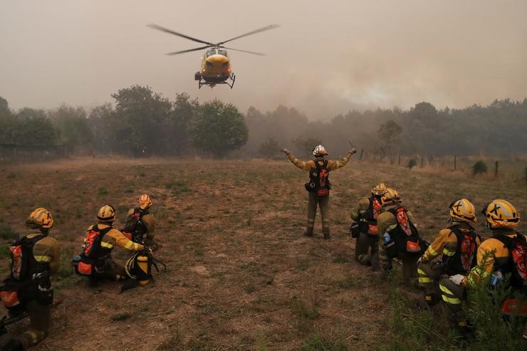 Varios bombeiros forestais tratan de extinguir o lume en Lornís, a 18 de setembro de 2025, en Pantón, Lugo 