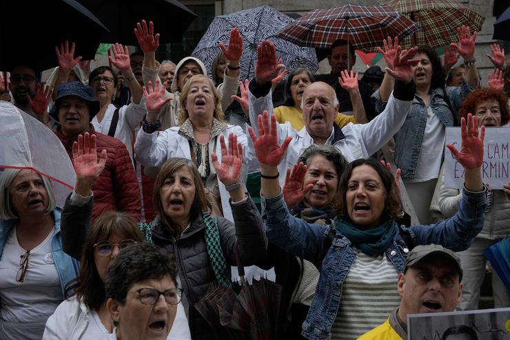Decenas de manifestantes coas mans pintadas de vermello durante unha homenaxe ao persoal sanitario que traballa en Gaza, fronte ao Museo de Arte Contemporánea (MARCO), a 20 de setembro de 2025, en Vigo, Pontevedra, Galicia (España).. Adrián Irago - Europa Press / Europa Press