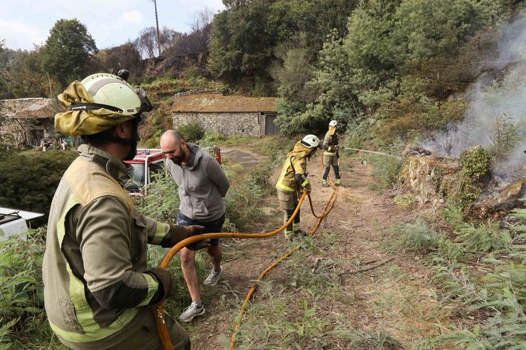 Efectivos de emerxencias realizan labores de extinción do incendio de Pantón, a 22 de setembro de 2025 