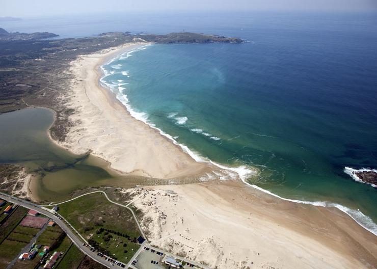 Lagoa e praia da Frouxeira, en Valdoviño 