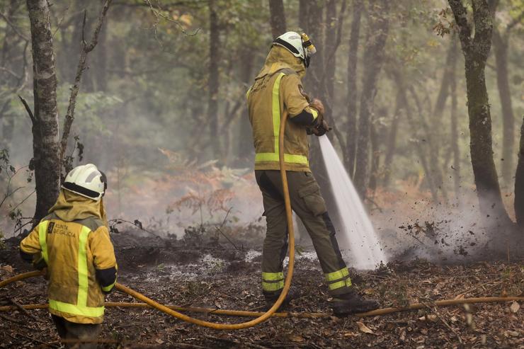 Efectivos de emerxencias realizan labores de extinción do incendio de Pantón, a 22 de setembro de 2025, en Pantón, Lugo.. Carlos Castro - Europa Press 
