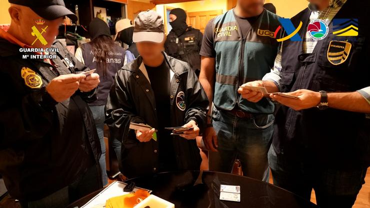 Membros da Garda Civil, Aduanas, Interpol e DEA nun operativo contra a distribución de droga en España 