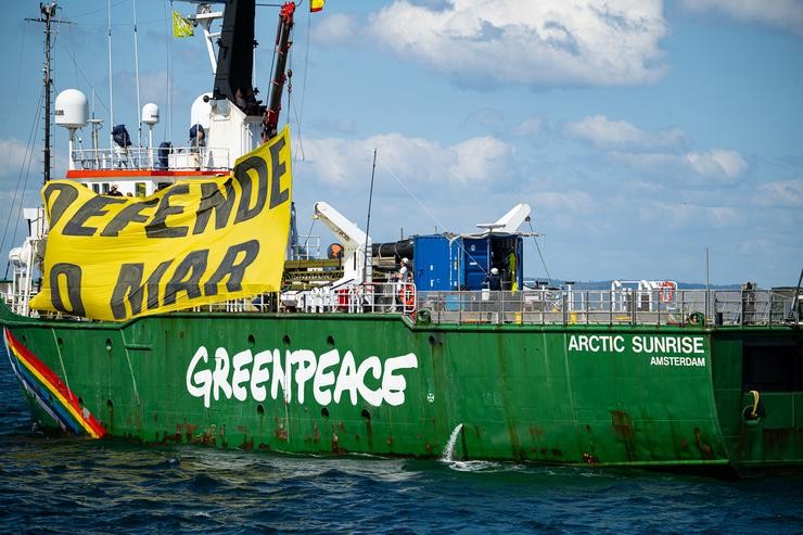 O barco de Greenpeace, Artic Sunrise, cunha bandeira, a 12 de xuño de 2024, na Ría de Arousa 