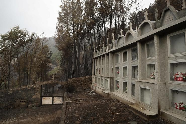 Zonas calcinadas polo incendio de Pontón durante a realización de labores de extinción do incendio de Pantón 