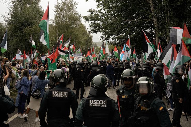 Decenas de persoas durante unha concentración contra a participación de Israel na Volta Ciclista de España, no Alto de San Cosme en Mos, a 9 de setembro de 2025, en Pontevedra, Galicia (España).. Adrián Irago - Europa Press 