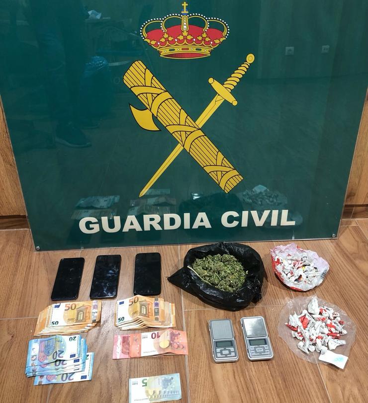 Material incautado ao tres detidos por tráfico de drogas en Ou Barco. GARDIA CIVIL 