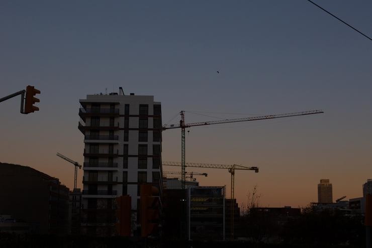 Arquivo - Edificios con guindastres, a 11 de xaneiro de 2022, en Barcelona, Cataluña (España). A vivenda en España aumentou o seu prezo un 3,5% en xullo comparado co mesmo mes do ano pasado e un 1,2% respecto de xuño. O metro cadrado sitúase nun val. David Zorrakino - Europa Press - Arquivo 