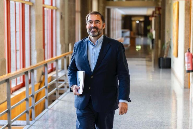 O portavoz parlamentario do PPdeG, Alberto Pazos, nos corredores da Cámara / PPDEG