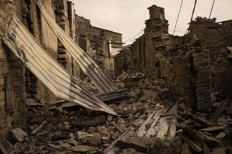 Arquivo - Vista das casas destruídas tras o incendio, a 20 de agosto de 2025, en San Vicente de Arriba, Ourense, Galicia (España). Aínda que a previsión xeral dos incendios que arrasan Galicia hoxe, 20 de agosto, é positiva, ao non aumentar e. Adrián Irago - Europa Press - Arquivo 