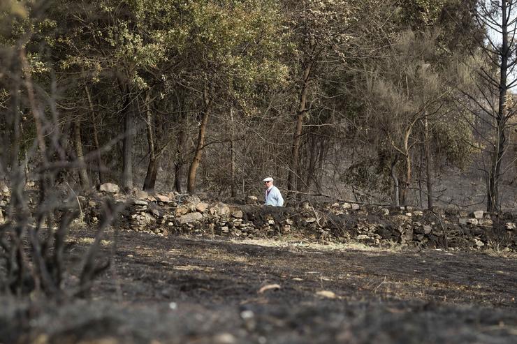 Veciños de Pantón observan os labores de extinción do incendio de Pantón, a 22 de setembro de 2025 