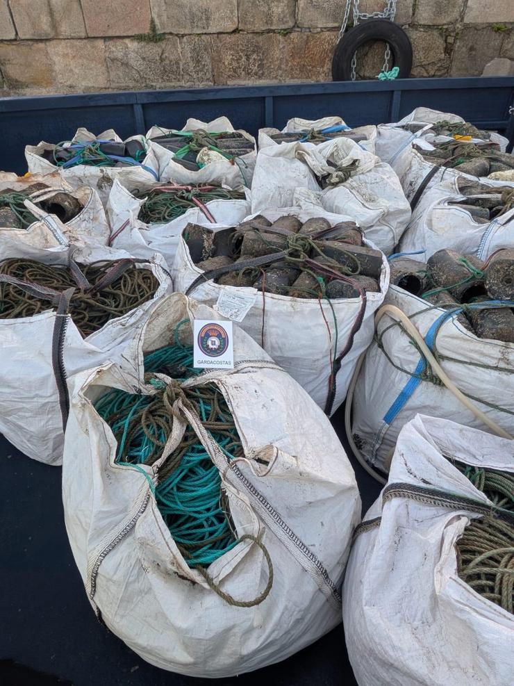 Botes irregulares incautados para capturar polbo furtivo 