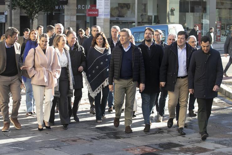 Arquivo - O presidente da Generalitat Valenciana, Carlos Mazón (i), a presidenta do Govern balear, Marga Prohens (2i), a secretaria xeral do PP, Cuca Gamarra (3i), a presidenta da Comunidade de Madrid, Isabel Díaz Ayuso (c), o presidente do. Jorge Peteiro - Europa Press - Arquivo 