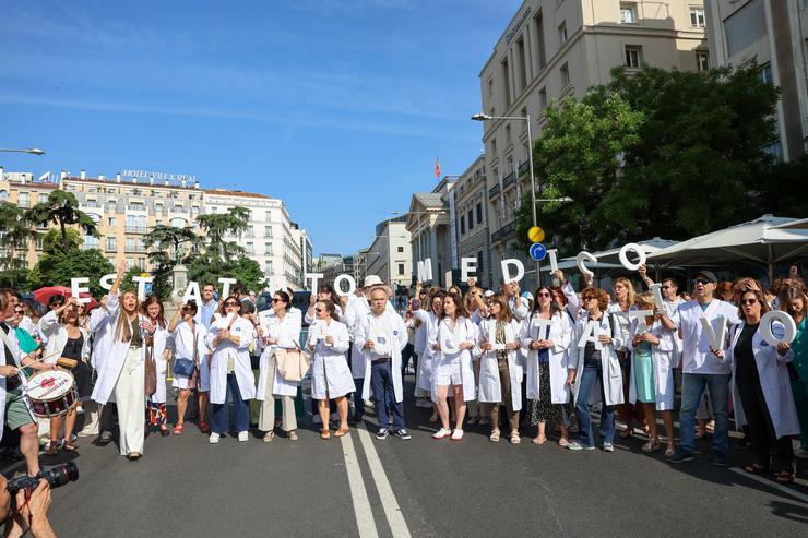 Un grupo de médicos con batas brancas maniféstanse, durante unha folga xeral convocada pola Confederación Española de Sindicatos Médicos (CESM) e o Sindicato Médico Andaluz (SMA), a 13 de xuño de 2025 