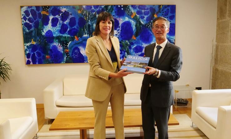 A portavoz nacional do BNG, Ana Pontón, reúnese co embaixador de China en España, Yao Jing, no Parlamento de Galicia. BNG 