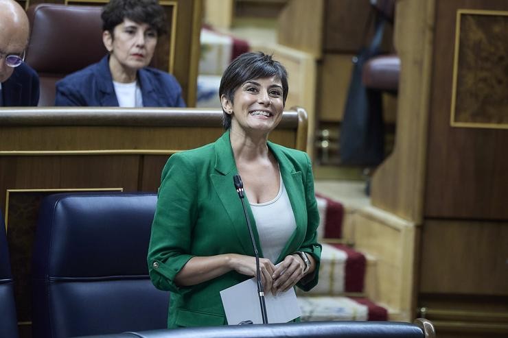 A ministra de Vivenda, Isabel Rodríguez, intervén durante unha sesión de control no Goberno 