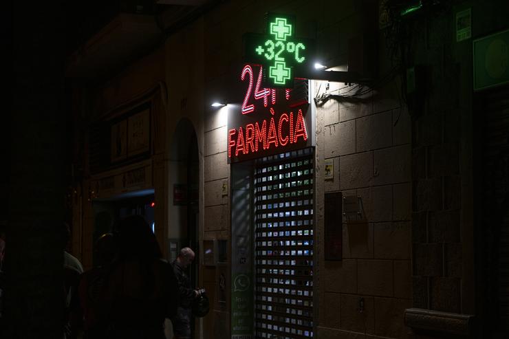 Un termómetro marca 32 graos centígrados no Paseo Maragall de Barcelona (Catalunya, España) na medianoite do martes 30 de xullo de 2024 ao xoves 31, nunha onda de calor iniciada o luns en toda Catalunya / LORENA SOPENA / Europa Press - Arquivo