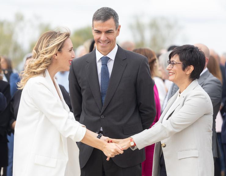 (I-D) A alcaldesa de Alcorcón; o presidente do Goberno, Pedro Sánchez e a ministra de Vivenda e Axenda Urbana, Isabel Rodríguez 