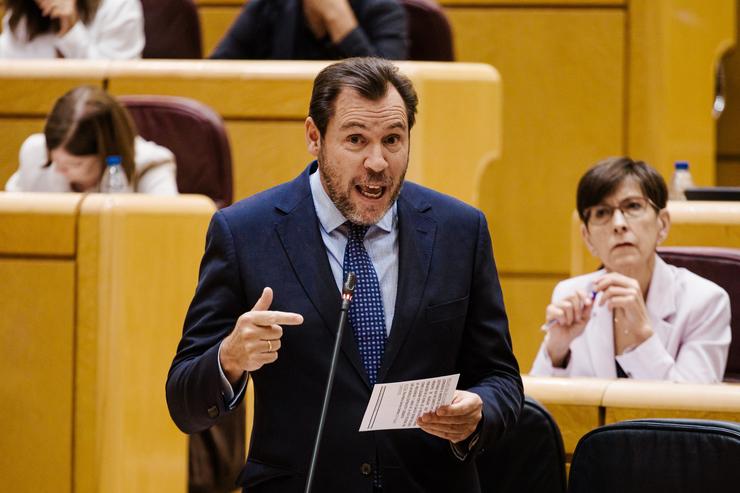 O ministro de Transportes e Mobilidade Sustentable, Óscar Puente, durante unha sesión de control ao Goberno no Senado 