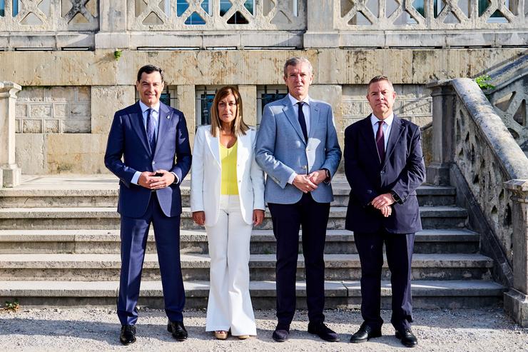 (I-D) O presidente da Xunta de Andalucía, Juan Manuel Moreno; a presidenta do Goberno de Cantabria, María José Sáenz de Buruaga; o presidente da Xunta de Galicia, Alfonso Rueda e o presidente de Castela a Mancha, Emiliano García-Page / Juanma Serrano - EP