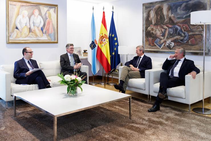 O presidente da Xunta, Alfonso Rueda, acompañado polo conselleiro de Sanidade, Antonio Gómez Caamaño, reúnese co director executivo de Roche Pharma International, Padraic Ward.. XUNTA 