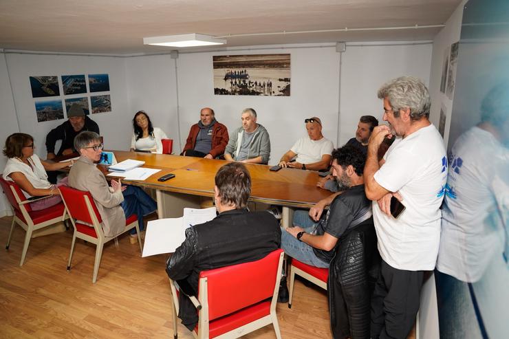 Encontro entre a directora xeral de Desenvolvemento Pesqueiro da Consellería do Mar, Ángeles V. Suárez, e representantes da Confraría da Coruña / MIGUEL MIRAMONTES
