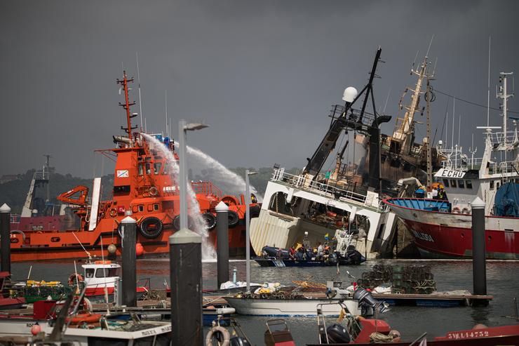 Axentes dos Servizos de Emerxencias traballan por apagar o incendio do buque Awadi, no porto de Ribeira, a 2 de setembro de 2025, en Ribeira, A Coruña. Elena Fernández - Europa Press / Europa Press