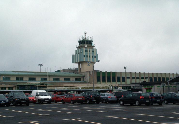 Arquivo - Exterior do aeroporto de Santiago de Compostela (A Coruña). EUROPA PRESS - Arquivo