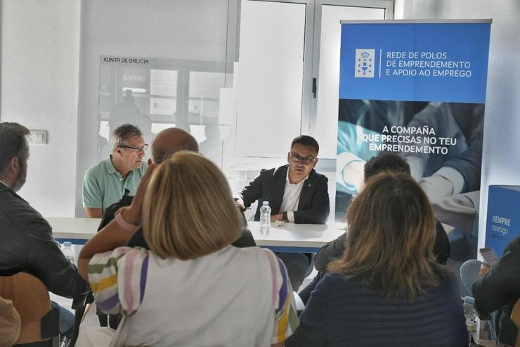 O conselleiro de Emprego, Comercio e Emigración, José González, visita en Verín (Ourense) a oficina habilitada pola Xunta para atender aos afectados pola vaga de incendios do verán de 2025.. XUNTA DE GALICIA