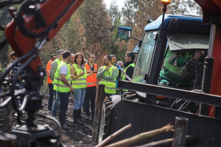 A conselleira de Medio Ambiente, Anxos Vázquez, visita unha zona de Vilaboa (Pontevedra), onde Augas de Galicia acomete traballos para evitar o arrastre de cinzas, a 6 de setembro de 2025.. XUNTA DE GALICIA / Europa Press