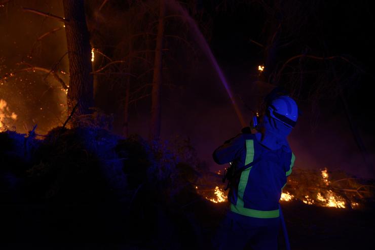 Bombeiros forestais tratan de extinguir o lume en Vences, a 14 de agosto de 2025, en Monterrei, Ourense, Galicia (España).. Rosa Veiga - Europa Press 