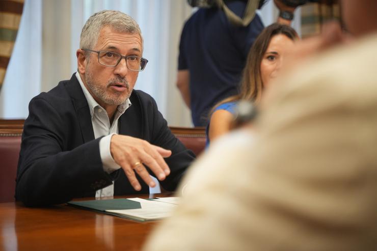 O secretario de Estado de Medio Ambiente, Hugo Morán, durante unha reunión con representantes de entidades  