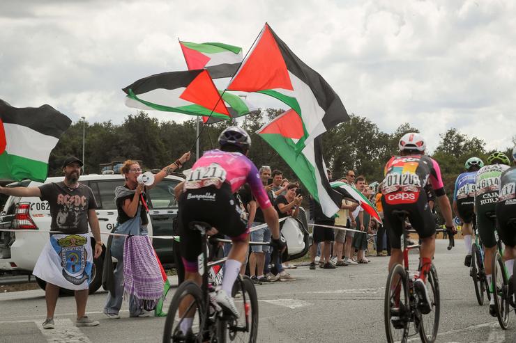 Activistas propalestinos tentan cortar a estrada durante a 15ª etapa da Vuelta no Corgo, Lugo 