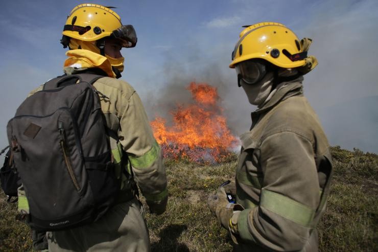 Efectivos da Xunta con base en Becerreá traballan para extinguir as chamas nun incendio forestal 