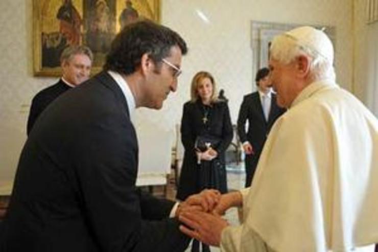 Chinny Gánir, parella de Feijóo, contempla o saúdo de Feijóo ao Papa na súa visita ao Vaticano