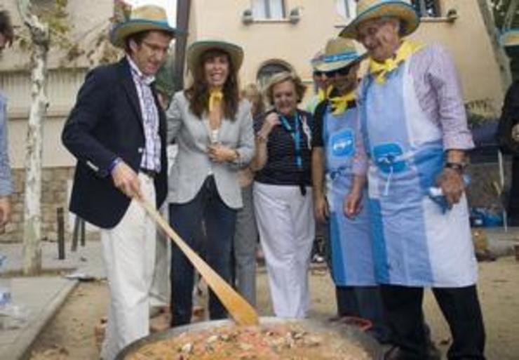 Feijóo nun concurso de Paellas en Sarriá canda a líder do PP catalán./ Foto:ppdecatalunya