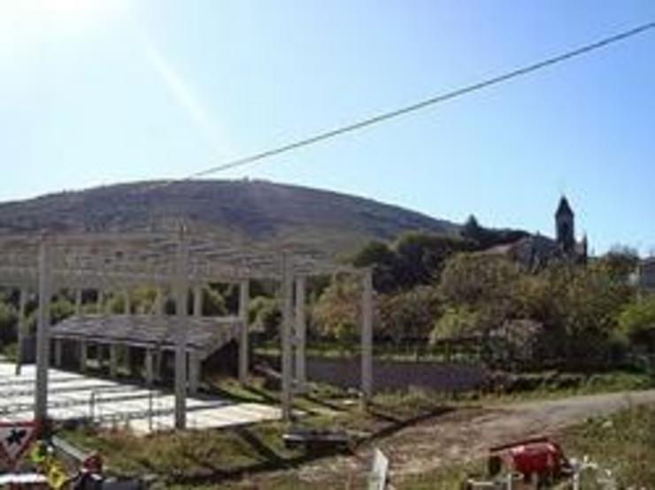 Vistas das obras dun pavillón ao carón da igrexa/ osorrisodedaniel